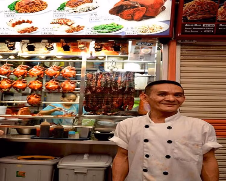 Năm 2016, một người bán đồ ăn đường phố ở Singapore đã được trao tặng ngôi sao Michelin. Michelin là một phương thức đánh giá chất lượng món ăn, dịch vụ tại những nhà hàng cao cấp trên toàn thế giới. Ảnh: FS.