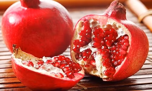 Trong quả lựu có chứa rất nhiều chất oxy hoá, vitamin C và nhiều dưỡng chất khác có tác dụng làm đẹp. Trong quả lựu có chứa rất nhiều chất oxy hoá, vitamin C và nhiều dưỡng chất khác có tác dụng làm đẹp.