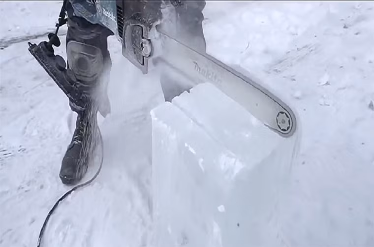 Sau đó, anh phải tự tay dùng cưa để cắt các khối băng Siberia rồi ghép chúng lại với nhau thành từng bộ phận lớn của xe.