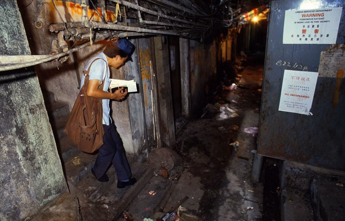 Ông Lui, một người đưa thư tại Cửu Long Trại Thành trong đầu những năm 1990, công việc này khá khó khăn bởi ở đây không có số nhà cụ thể và lối đi giữa các tòa nhà cũng khá phức tạp.