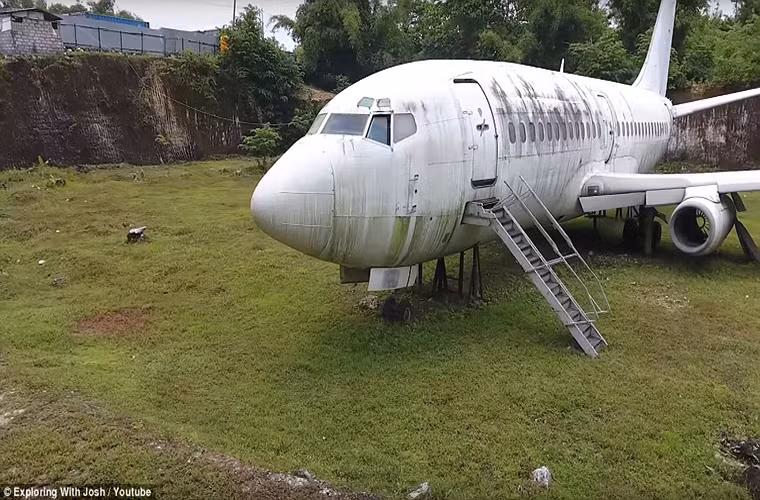 Chiếc máy bay Boeing 737 bí ẩn "tọa lạc" trên bãi đất cỏ mọc um tùm. Ảnh: DM.