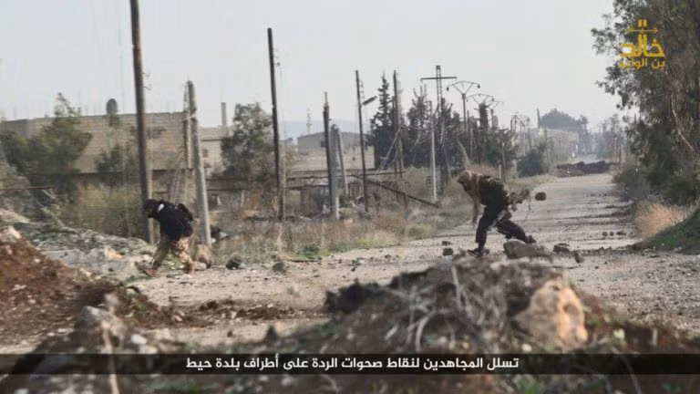 Hãng Enab Baladi của lực lượng ủng hộ phe đối lập Syria đưa tin, nhóm Jaysh Khalid ibn al-Walid tuyên bố đã tiêu diệt hơn 30 chiến binh FSA, trong đó có cả thủ lĩnh lữ đoàn al-Harmain Sami al-Saffouri.