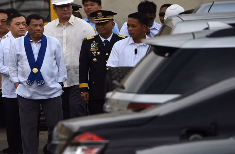 Theo Mirror, Tổng thống Philippines Rodrigo Duterte đã ra lệnh phá hủy 30 chiếc xe sang được nhập lậu vào nước này có tổng trị giá lên tới gần 32 tỷ đồng. (Nguồn ảnh: Mirror)