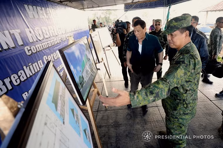 Tướng Rolando Bautista giới thiệu cho Tổng thống Duterte bản vẽ doanh trại quân đội trong lễ khởi công xây dựng căn cứ quân sự tại Tòa Thị chính cũ ở Marawi ngày 30/1.
