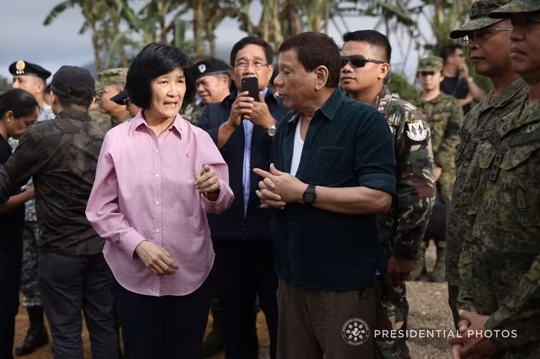Ông Duterte trao đổi với tiến sĩ Isabel Suntay trong quá trình thị sát dự án nhà ở tại Mipaga hôm 30/1.