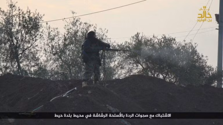Một chiến binh Jaysh Khalid ibn al-Walid ngắm bắn lực lượng FSA.