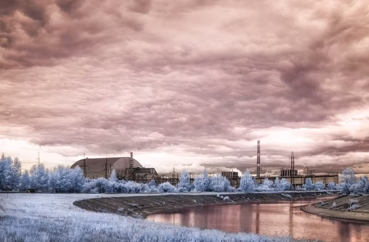 Nhiếp ảnh gia Migutin chỉ có thể chụp lò phản ứng Chernobyl từ xa do đồng vị phóng xạ còn khá cao xung quanh khu vực này.
