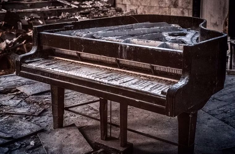 Cây đàn piano vẫn nằm im suốt 30 năm trong phòng hòa nhạc ở Pripyat.