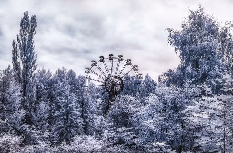 Công viên giải trí Pripyat trở nên huyền bí hơn trong tấm ảnh siêu thực này.