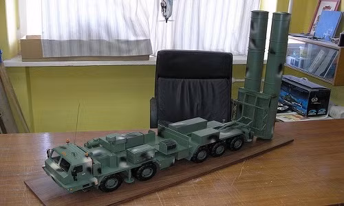 Mô hình hệ thống phóng di động của tên lửa phòng không S-500. Ảnh: D.R.