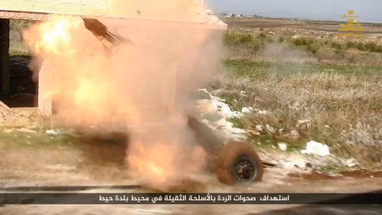 Trước đó, các nhà hoạt động ủng hộ chính phủ Syria đã cảnh báo rằng lực lượng FSA ở miền Nam Syria sẽ không thực sự chiến đấu chống IS và cuộc tấn công của FSA chỉ nằm trong kế hoạch của họ nhằm lấy tiền, vũ khí từ Israel.