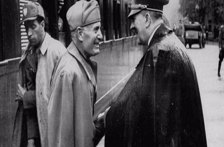 Hitler bị thương ở tay sau vụ mưu sát ra đón Benito Mussolini hồi tháng 7/1944.