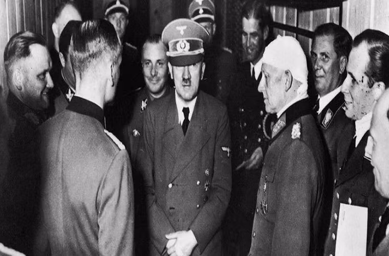 Vụ ám sát thất bại khiến Stauffenberg cùng hàng trăm người khác bị xử tử.