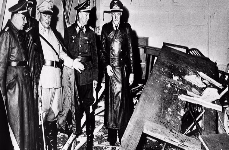 Hermann Goering và Martin Bormann đánh giá hậu quả vụ nổ bom tại “Hang sói” ngày 20/7/1944. Được biết, một sĩ quan đã dịch chuyển chiếc vali ra sau một chân bàn lớn trước khi nó phát nổ vài giây. Chính vì vậy, Hitler đã may mắn thoát chết.