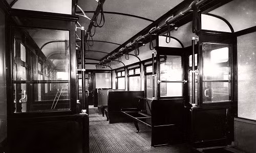Bên trong một toa tàu điện ngầm ở thủ đô London năm 1911.