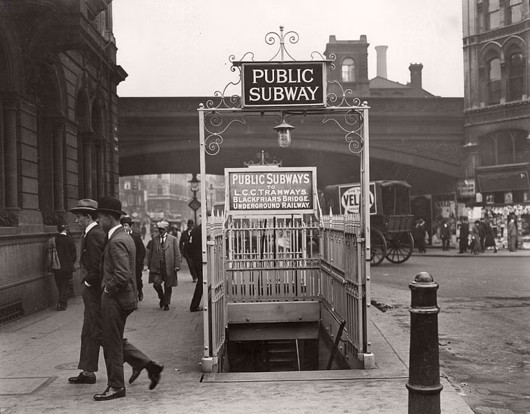 Lối vào nhà ga Blackfiears năm 1924. Được biết, người dân London thường gọi tàu điện ngầm London bằng nhiều cái tên, trong đó thông dụng nhất là Underground hay "The Tube". 