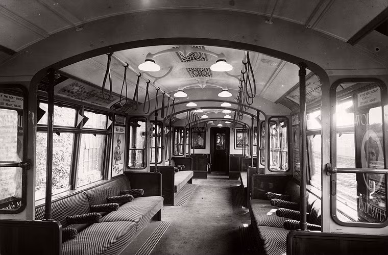 Một bức ảnh khác chụp bên trong một toa tàu điện ngầm London vào khoảng năm 1920.