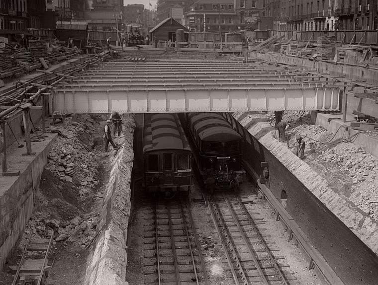 Tàu điện ngầm di chuyển qua trạm Euston Square năm 1930.