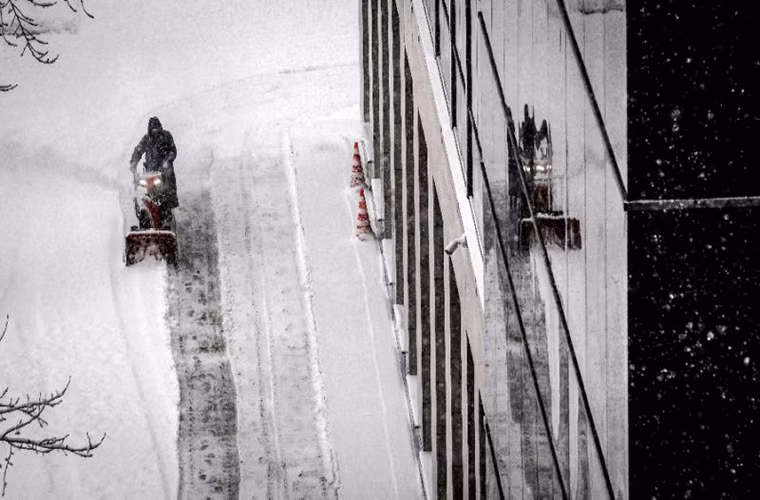 Một công nhân dọn tuyết trên đường phố Moscow, Nga, ngày 4/2. Ảnh: Yahoo News.