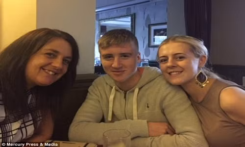 Cô Emma Oliver (trái) trong bức ảnh chụp cùng con trai Daniel Long và con gái Chelsea Oliver. Ảnh: Daily Mail.