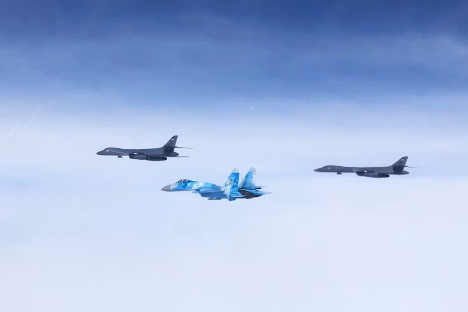 Theo ước tính, chi phí cho một giờ bay của tiêm kích Su-27/30 là 4 - 5 triệu Ruble. Theo quy định, để đánh chặn đối phương (dù là máy bay ném bom hay máy bay trinh sát), vài tiêm kích phải cùng cất cánh, có nghĩa là chi phí sẽ nhân lên nữa.