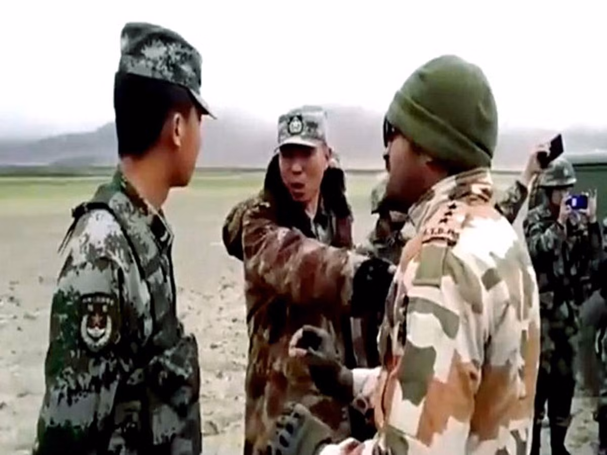 Báo chí Ấn Độ mới đây đưa tin, công ty Midhani đã tạo ra "thiết bị bảo vệ hạng nhẹ độc quyền", phù hợp cho cả bộ binh và kíp chiến đấu xe bọc thép, cụ thể đó chính là áo giáp cá nhân.