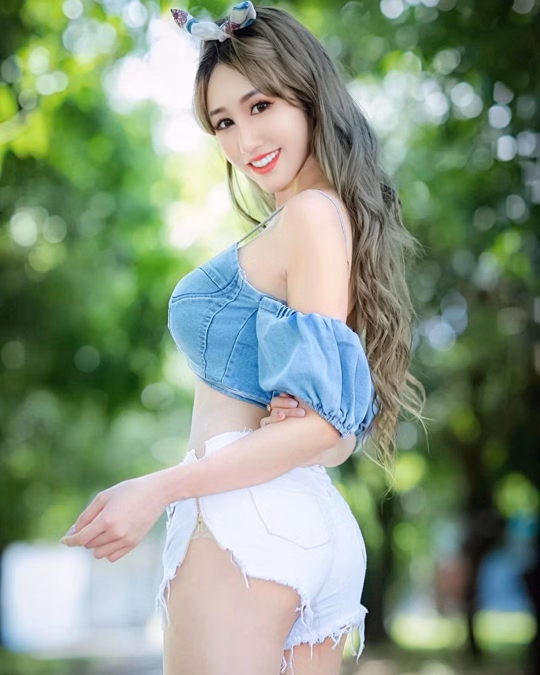 Theo tìm hiểu, Vivian Trần cao 1m70, chiều cao lý tưởng đối với nhiều cô gái. Kết hợp với khuôn mặt xinh đẹp, sắc sảo, hot girl nhận được sự quan tâm chú ý của nhiều người.