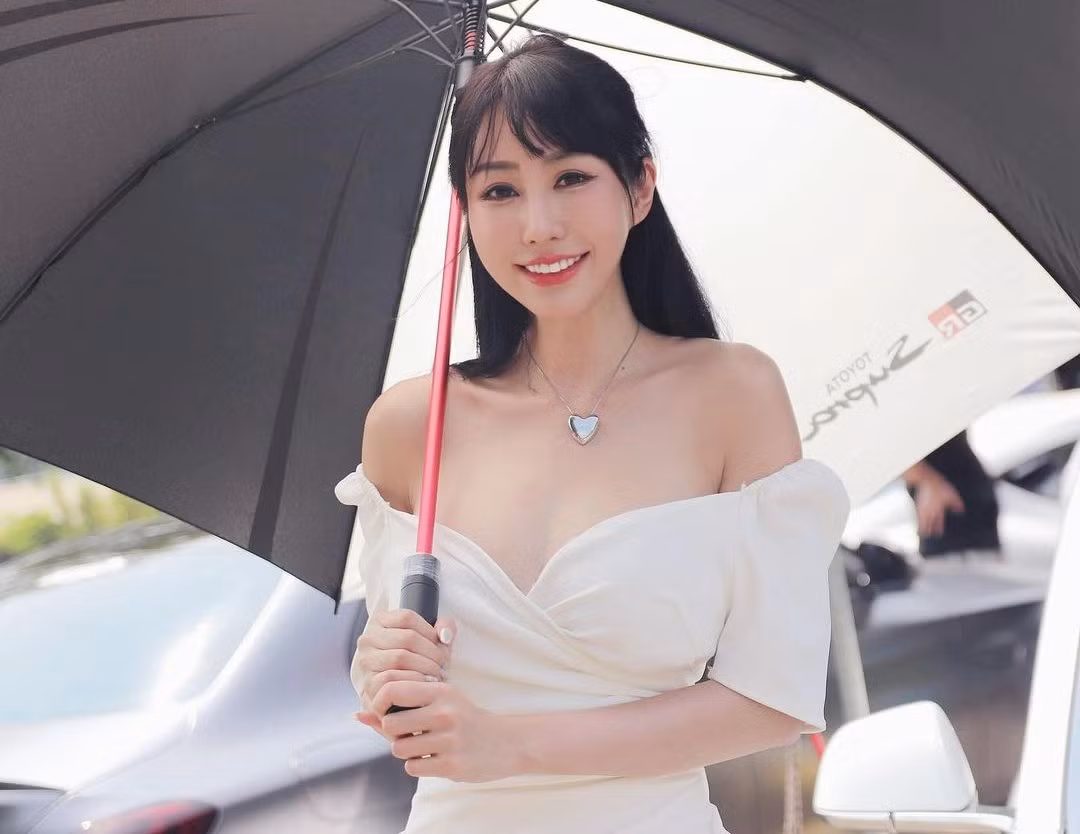 Vivian Trần - một trong những hot girl nổi tiếng ở Đài Loan - nằm trong dàn người mẫu top đầu của công ty người mẫu nổi tiếng JKF.