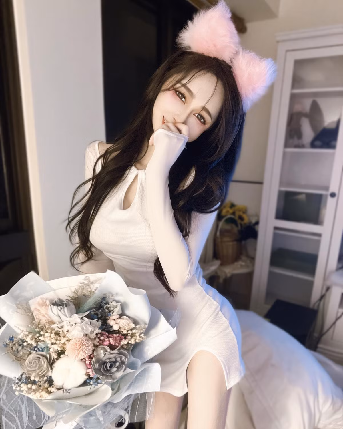 Mật Toa cao 163cm, dáng người chữ S, vòng một 34E vô cùng hấp dẫn. Những đường cong gập ghềnh và những đường nét khuôn mặt thanh tú như búp bê khiến Mật Toa trông chẳng khác nào hot girl truyện tranh.