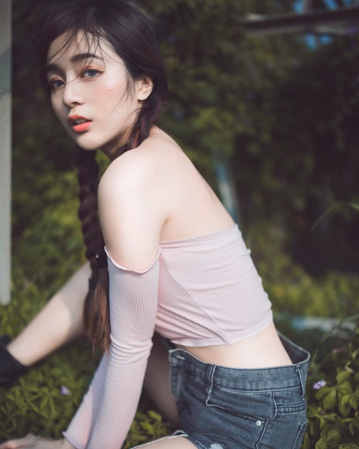 Sau khi rời khỏi công việc, Thần Thần sẽ thay trang phục đời thường và ngay lập tức lại biến thành nữ thần nóng bỏng. Tạo hình cũng thay đổi liên tục khiến người hâm mộ ngỡ ngàng, thích thú.
