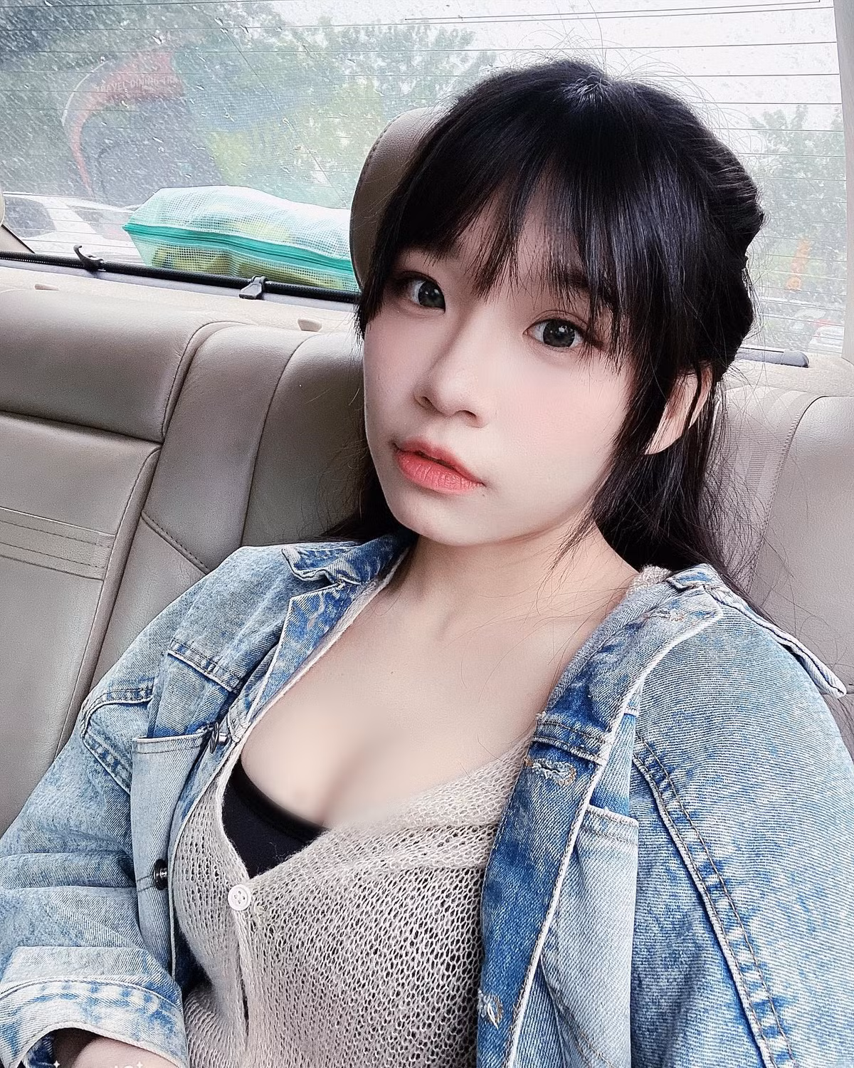 Theo thông tin đăng tải, hot girl Ý Văn vốn nổi tiếng trên mạng xã hội nhờ sở thích và đam mê tốc độ. Cô nàng thường khoe ảnh xinh đẹp, gợi cảm bên chiếc xe máy phân khối lớn của mình.