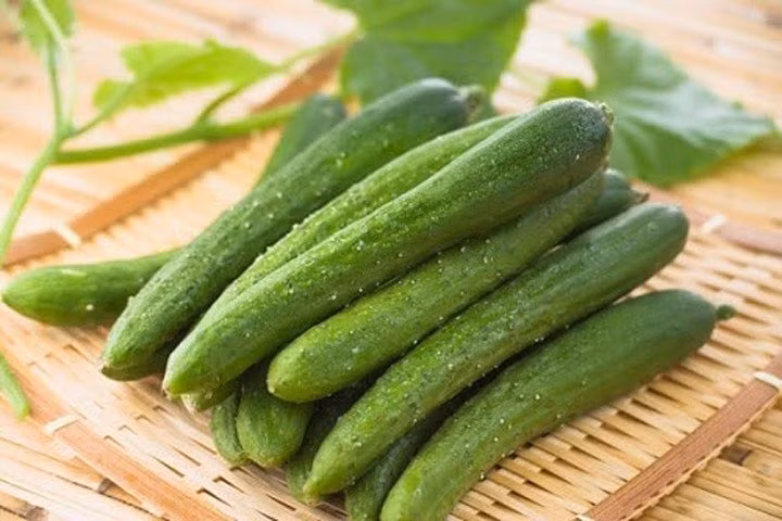 Bên cạnh đó, thông thường dưa chuột tươi phải có màu xanh và xanh đậm. Dưa chuột dùng thuốc sẽ có màu nhạt hơn, tốt hơn là nên chọn màu xanh lá cây đậm và tránh chọn dưa chuột chứa hormone.