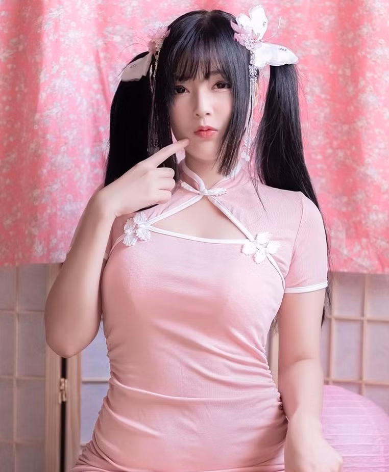 Yuki là một trong những hot girl gợi cảm nổi tiếng ở xứ sở chùa vàng Thái Lan. Cô nàng hiện đang sống ở Bangkok, nổi tiếng với phong cách thời trang quyến rũ, táo bạo thậm chí có phần hoang dã.