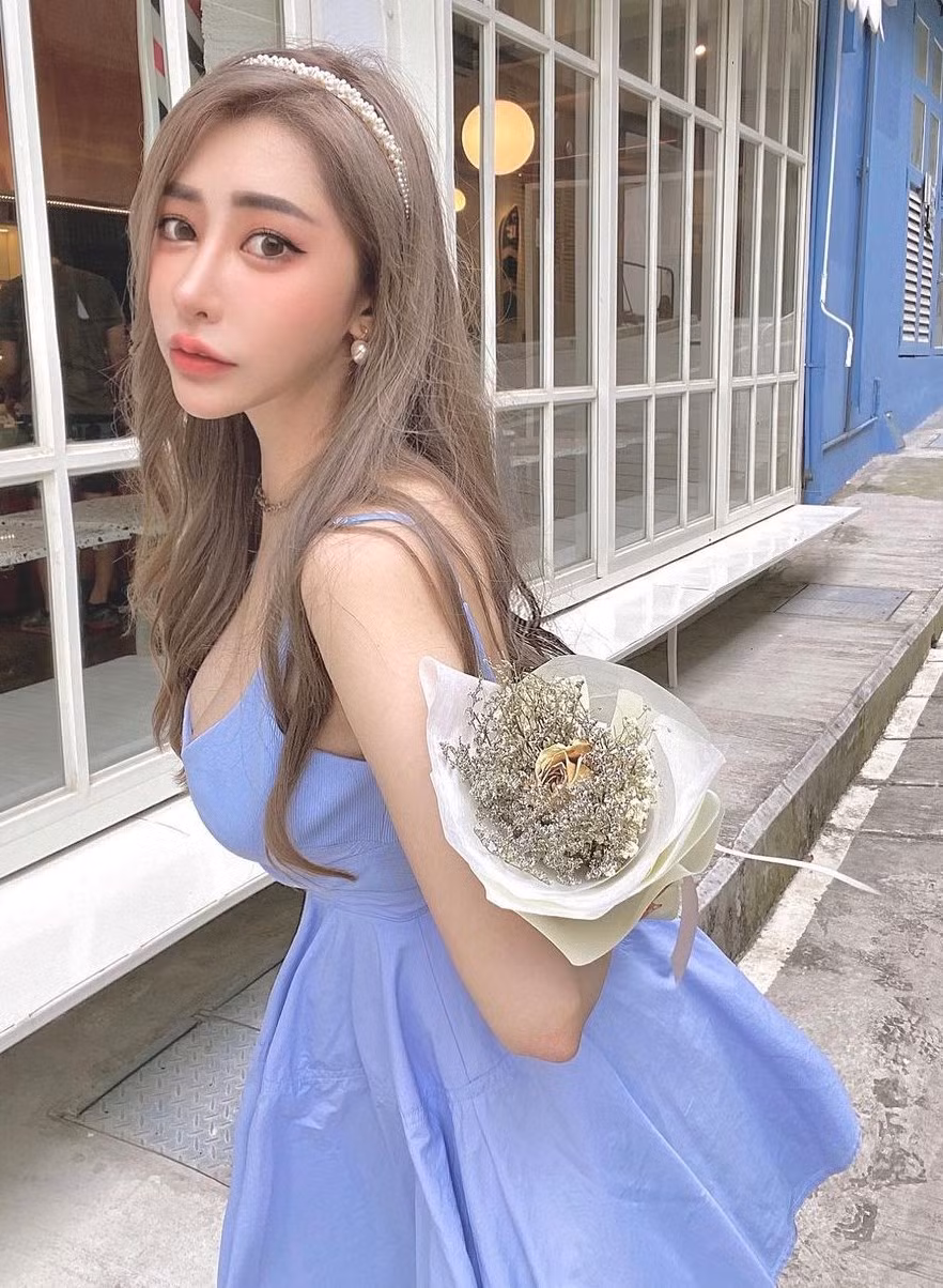 Dù xuất hiện ở đâu, cô nàng cũng vô cùng hút mắt với những trang phục khoe được ngực khủng, eo thon.