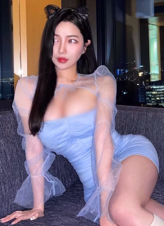 Nhờ thân hình đẹp mê hoặc như vậy, dù diện trang phục nào, kín hay hở, hot girl Hàn Quốc cũng đẹp một cách ấn tượng.