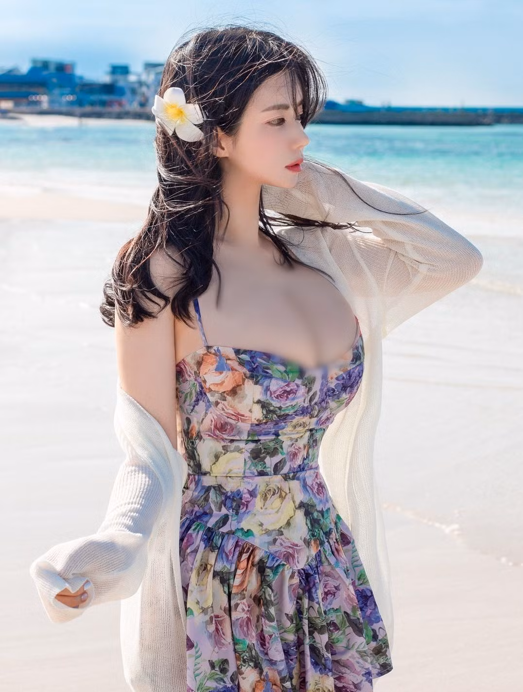 Chính nhờ thế, dù diện đồ nữ tính, gợi cảm hay diện đồ kín đáo, bó sát, Paranhosu vẫn cực kỳ gây chú ý.