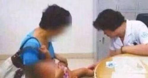 Be gai 3 tuoi di hoc ve quan boc mui tanh: Su that kinh di