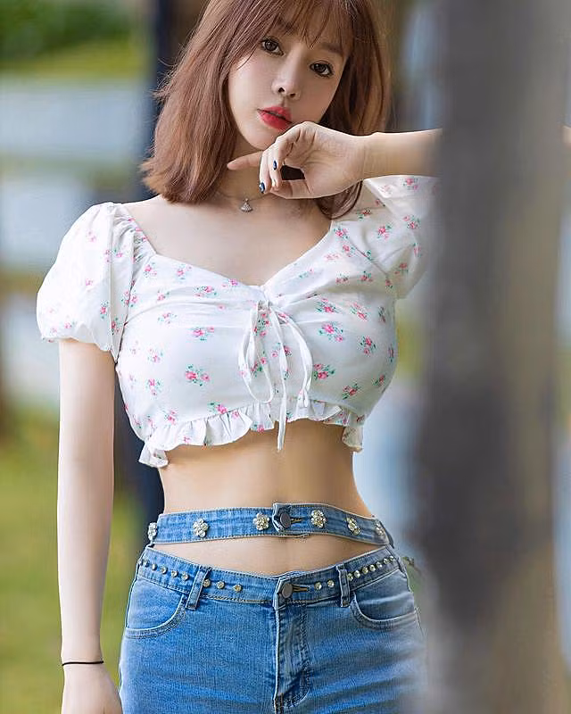 Alice Vương là một trong những hot girl nổi tiếng người Trung Quốc. Nhờ vẻ ngoài xinh đẹp, cô nàng nhận được vô số lời tán dương của cư dân mạng.