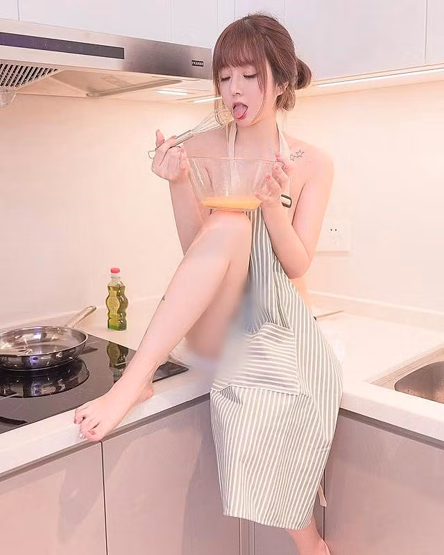 Thế nhưng, mới đây, Alice Vương đã tự khiến bản thân vướng phải lùm xùm không đáng có khi khoe ảnh để ngực trần, chỉ mặc một chiếc tạp dề không chỉnh tề và nấu ăn.