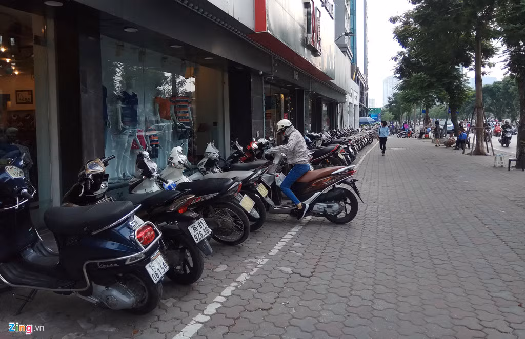Vỉa hè đường Thái Hà, Chùa Bộc (quận Đống Đa), xe máy ngăn nắp để trên vỉa hè, phía trong vạch trắng. 