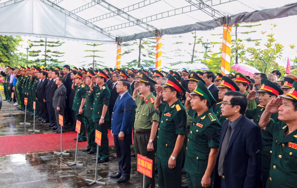 Lãnh đạo UBND tỉnh Hà Tĩnh cùng đoàn công tác đặc biệt nước bạn Lào và đông đảo người dân địa phương đã có mặt để đưa tiễn các anh về với đất mẹ.