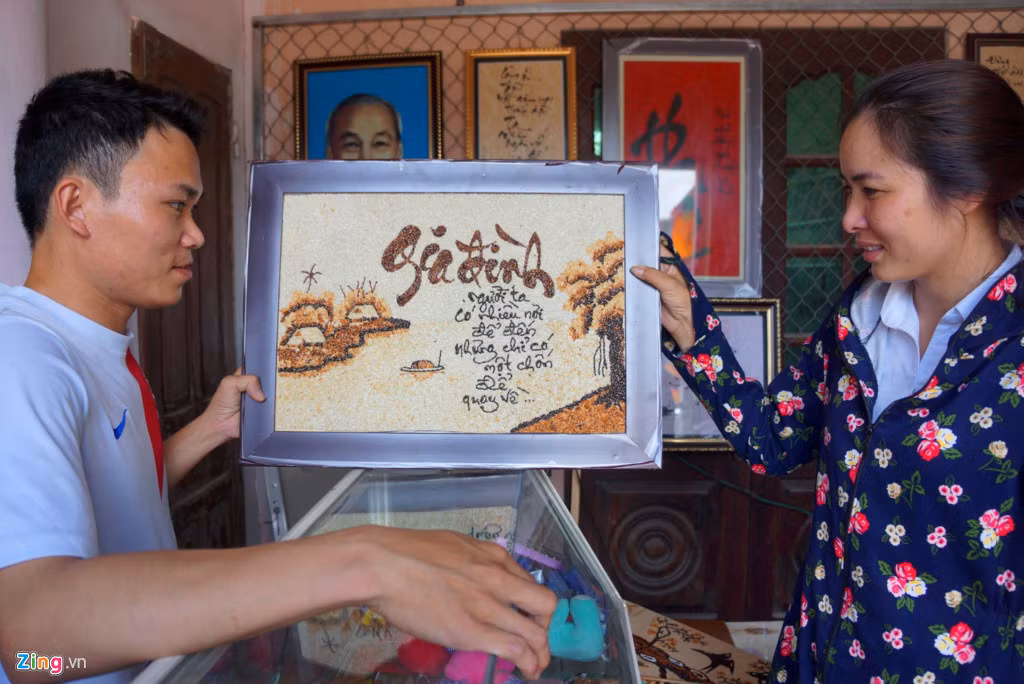 Những bức tranh gạo được nhiều khách hàng thích thú và mua để về treo trong nhà hoặc làm quà lưu niệm. Tranh của Tuân có giá từ 150.000 đồng đến vài triệu đồng, tùy vào kích cỡ và độ cầu kỳ. 