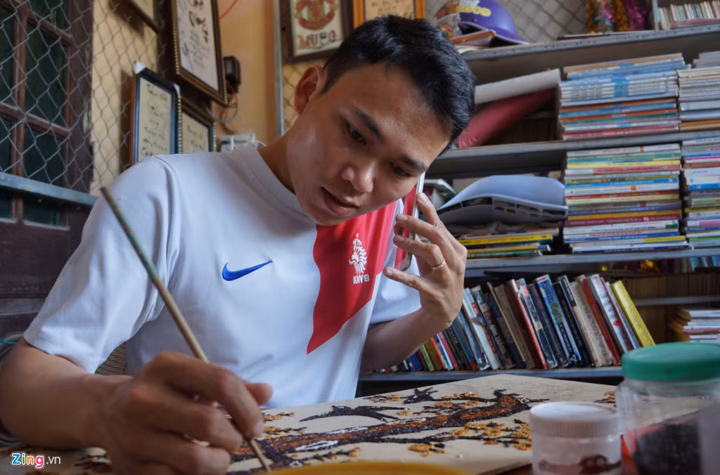 Mỗi ngày, anh thường xuyên tất bật với công việc ở cơ sở tranh. Anh vừa làm, vừa phải liên tục nghe điện thoại của khách gọi đến đặt hàng. Có thời điểm, anh không làm kịp tranh để bán, nhất là vào dịp lễ Tết. Công việc này hiện mang lại cho anh nguồn thu nhập ổn định hàng tháng.