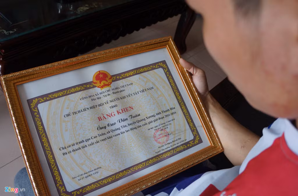 Cuối năm 2016, Chủ tịch Liên hiệp Hội về người khuyết tật Việt Nam tặng bằng khen cho Cao Văn Tuân vì đã có thành tích xuất sắc vượt khó vươn lên, lao động sản xuất giỏi.