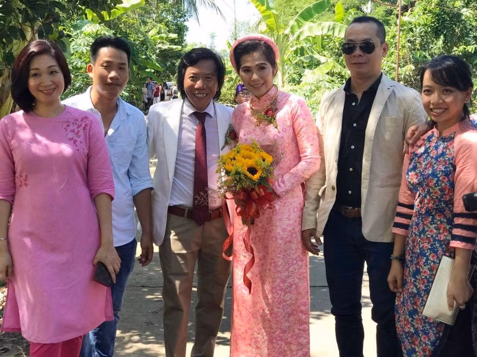 Sao Viet du le cuoi dao dien 51 tuoi va vo kem 25 tuoi