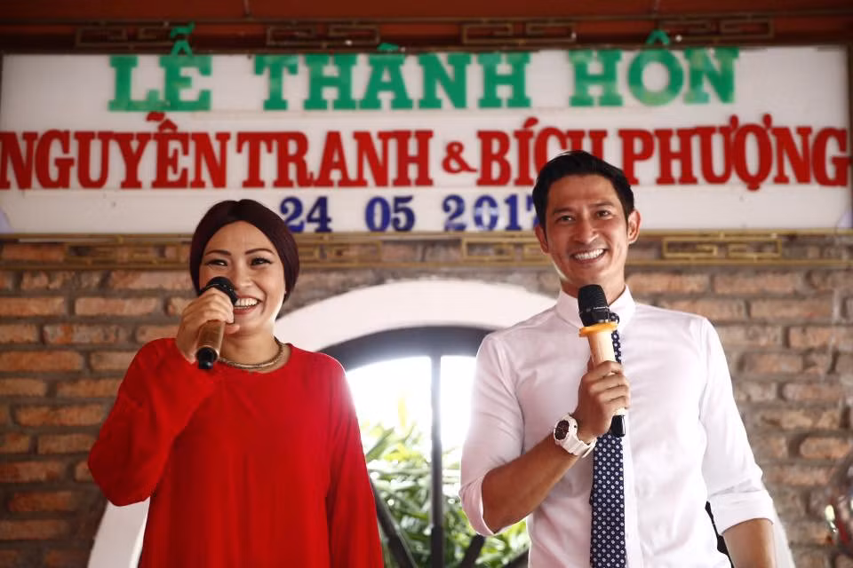 Nữ ca sĩ Phương Thanh và Huy Khánh chúc mừng cô dâu chú rể. Hôn lễ mang phong cách truyền thống nên Phương Thanh mặc khá giản dị.