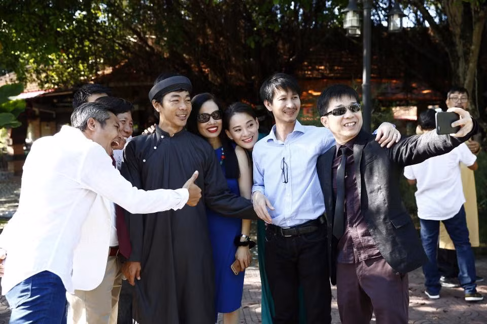 Đạo diễn Cánh đồng bất tận Nguyễn Phan Quang Bình (áo xanh) và Lê Hòa (thứ tư từ trái sang) cũng có mặt. 