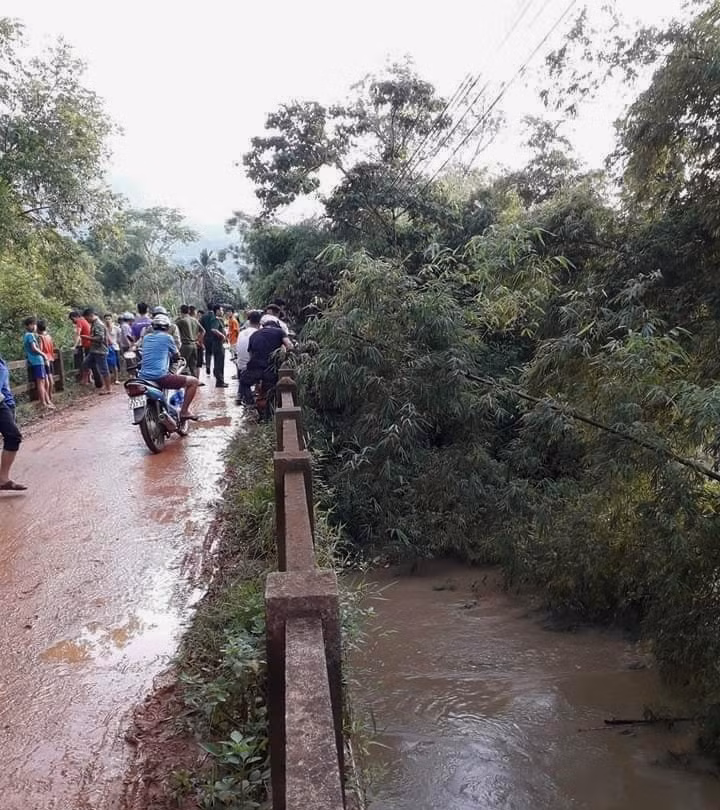 Yên Bái: Mẹ trẻ bị lũ cuốn trôi khi đi mua thuốc cho con Yen Bai: Me tre bi lu cuon troi khi di mua thuoc cho con
