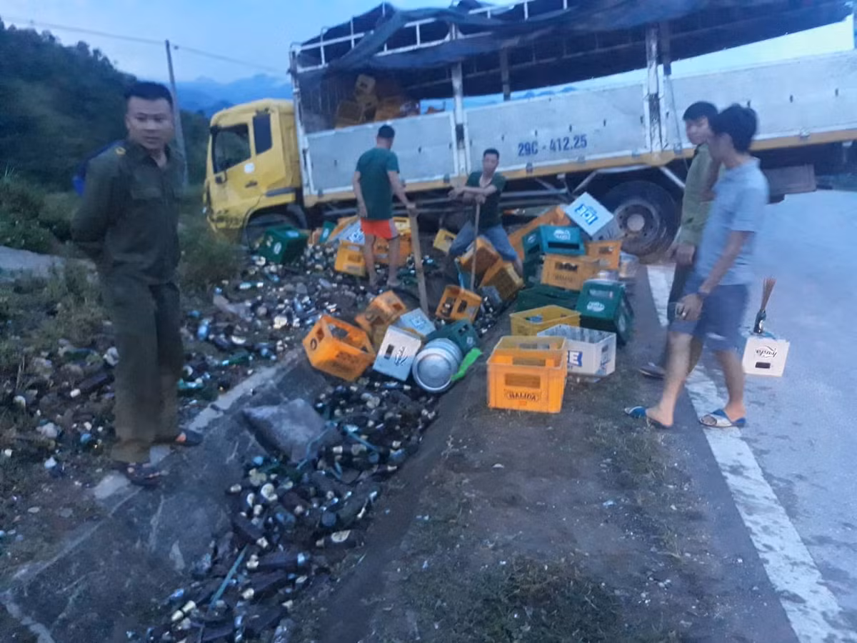 Hoa Binh: Tai nan giao thong, nguoi phu nu vang khoi xe, tu vong tai cho-Hinh-2