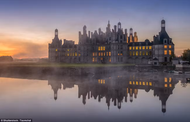 Lâu đài Chateau de Chambord được xây dựng vào năm 1535 dành cho nhà vua Francois I tại thung lũng Loire ở Pháp. Công trình này hiện đã được tổ chức UNESCO xếp hạng di sản thế giới. Du khách có thể chiêm ngưỡng vẻ đẹp nguy nga của lâu đài hay chèo thuyền thưởng ngoạn phong cảnh dưới hồ, săn bắn,… Nơi đây cũng là địa điểm diễn ra các lễ hội âm nhạc.